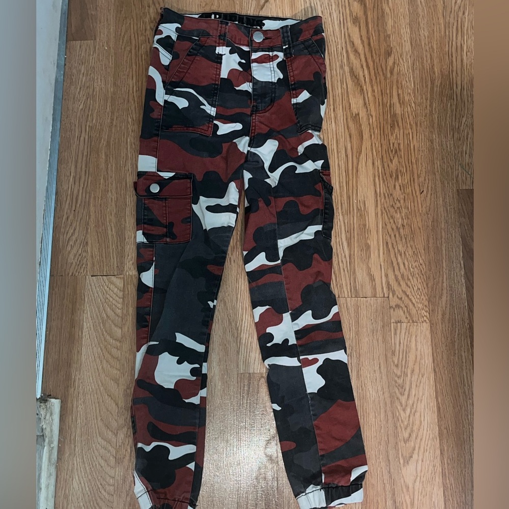 VIP Jeans 
Size:1/2
Color: Black, White, Red